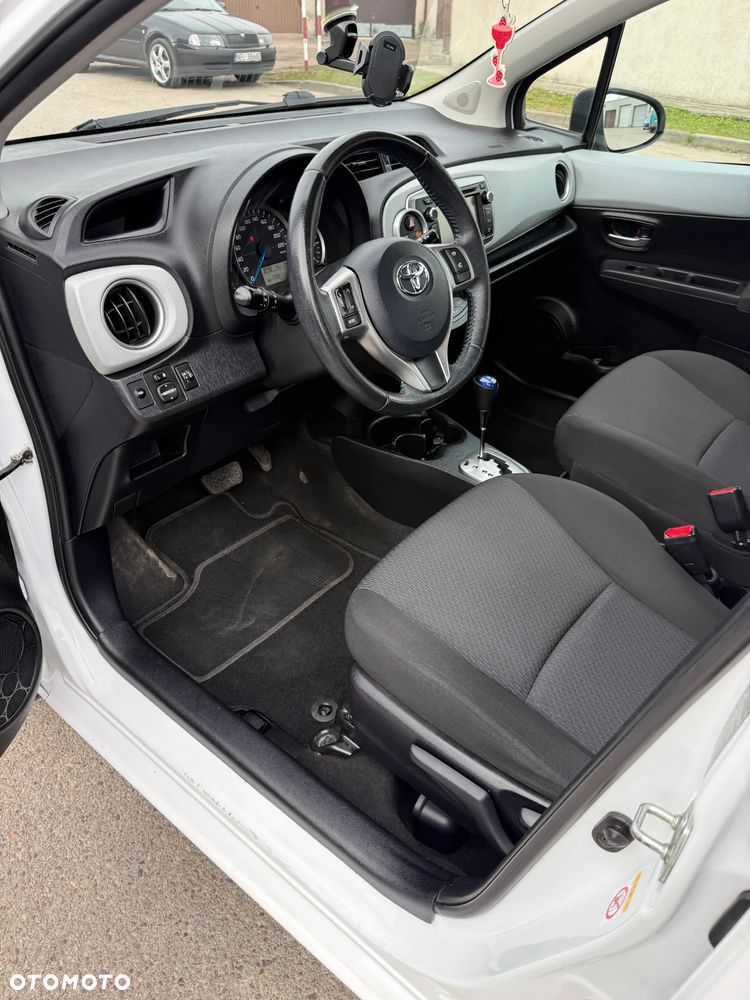 Toyota Yaris Hybrid 100 Sol - 4