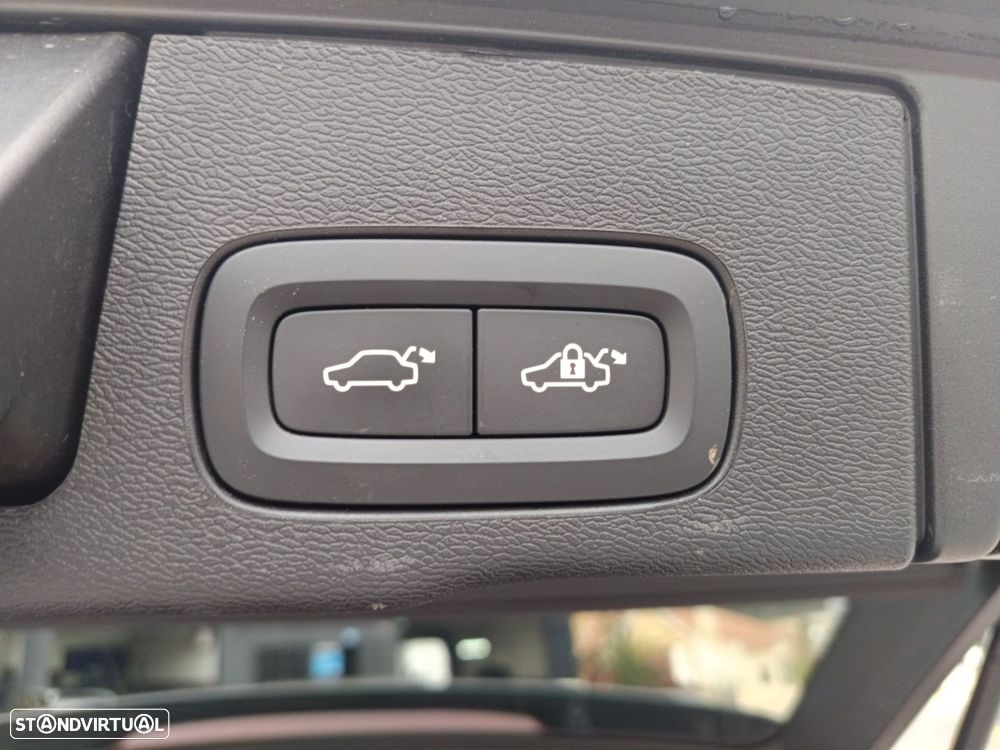 Volvo XC 60 2.0 T6 PHEV Plus Dark AWD - 34
