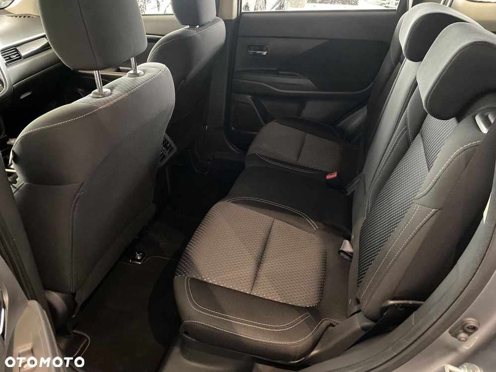 Mitsubishi Outlander - 12