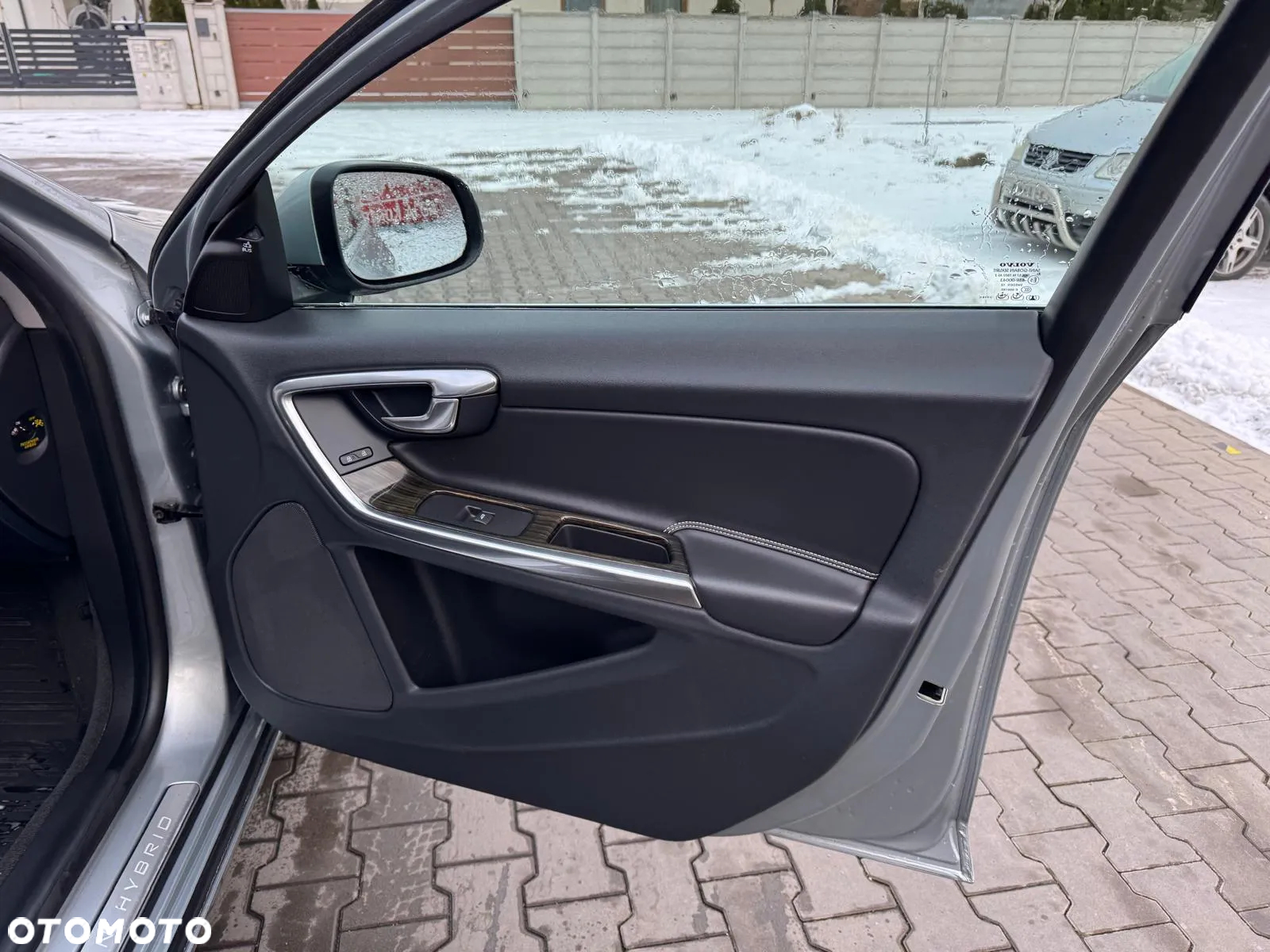 Volvo V60 D6 AWD Plug-in Hybrid R-Design Summum - 22