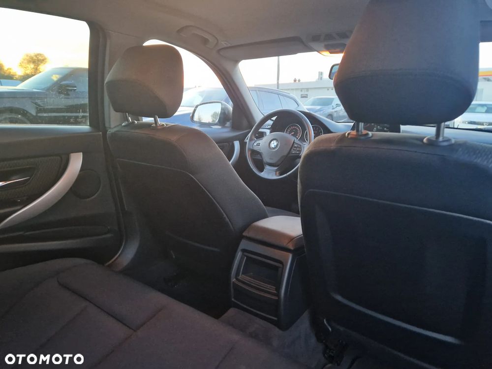 BMW Seria 3 316i Sport Line - 31