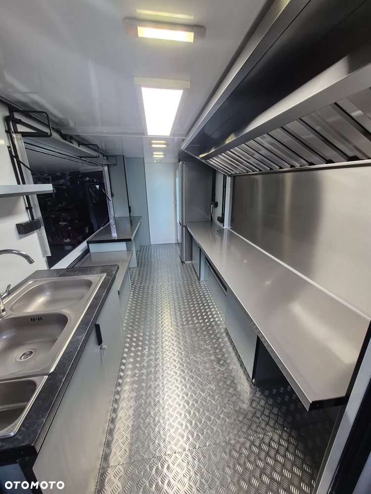 Mercedes-Benz Food Truck - 10