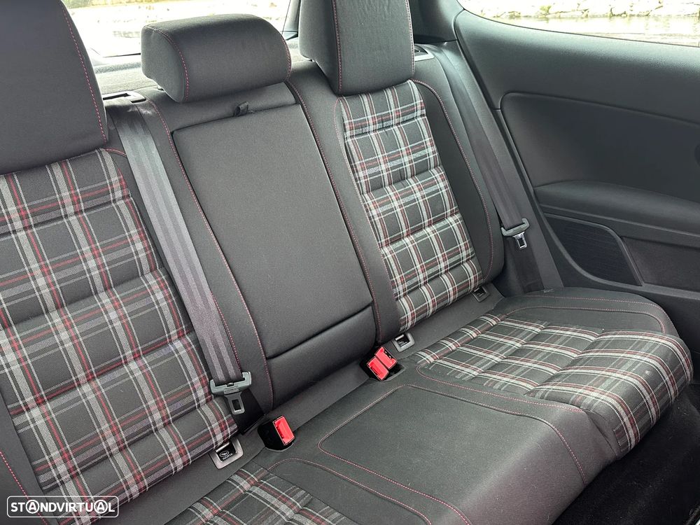 VW Golf 2.0 GTI - 35