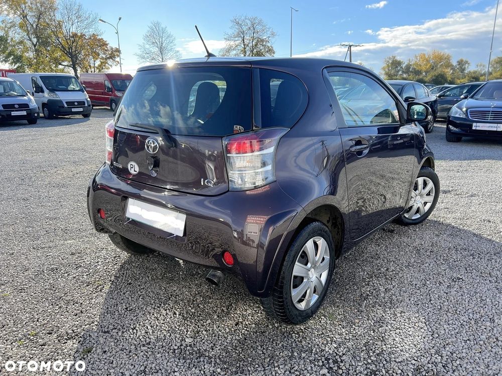 Toyota iQ - 6