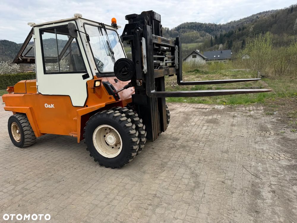 O&K V80 Wózek Widłowy Niemiecki Producent O&K. Silnik DEUTZ 90 km. Udźwig 8 ton. Gabarytowo mała maszyna z Wielkim udźwigiem. Podwójne Koła. Regulacja wideł i Karetki Hydrauliczna. Maszt TRIPLEX. niski przebieg 5790h. Maszyna Pochodzi z Norweskiej Komuny! Nie posiada luzów i wycieków Jazda Hydrostatic. Stan Perfekcyjny! DIESEL. Opony Nowe. Okazja - 36