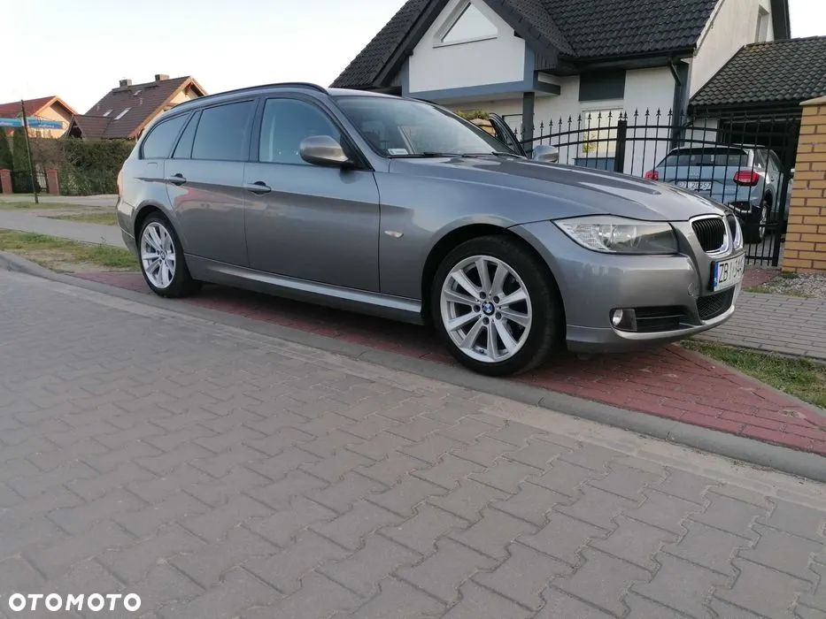BMW Seria 3 318i Touring - 1
