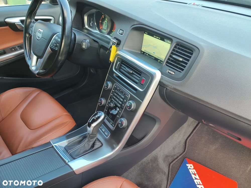 Volvo V60 D6 AWD Plug-in Hybrid R-Design Momentum - 10