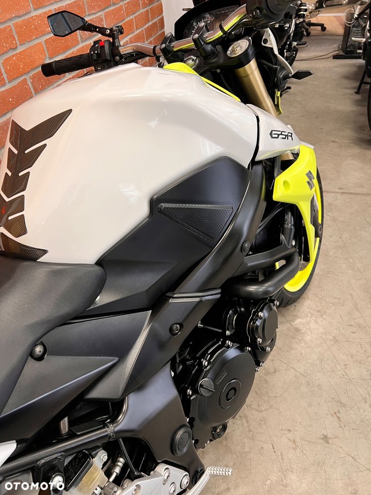 Suzuki GSR - 13
