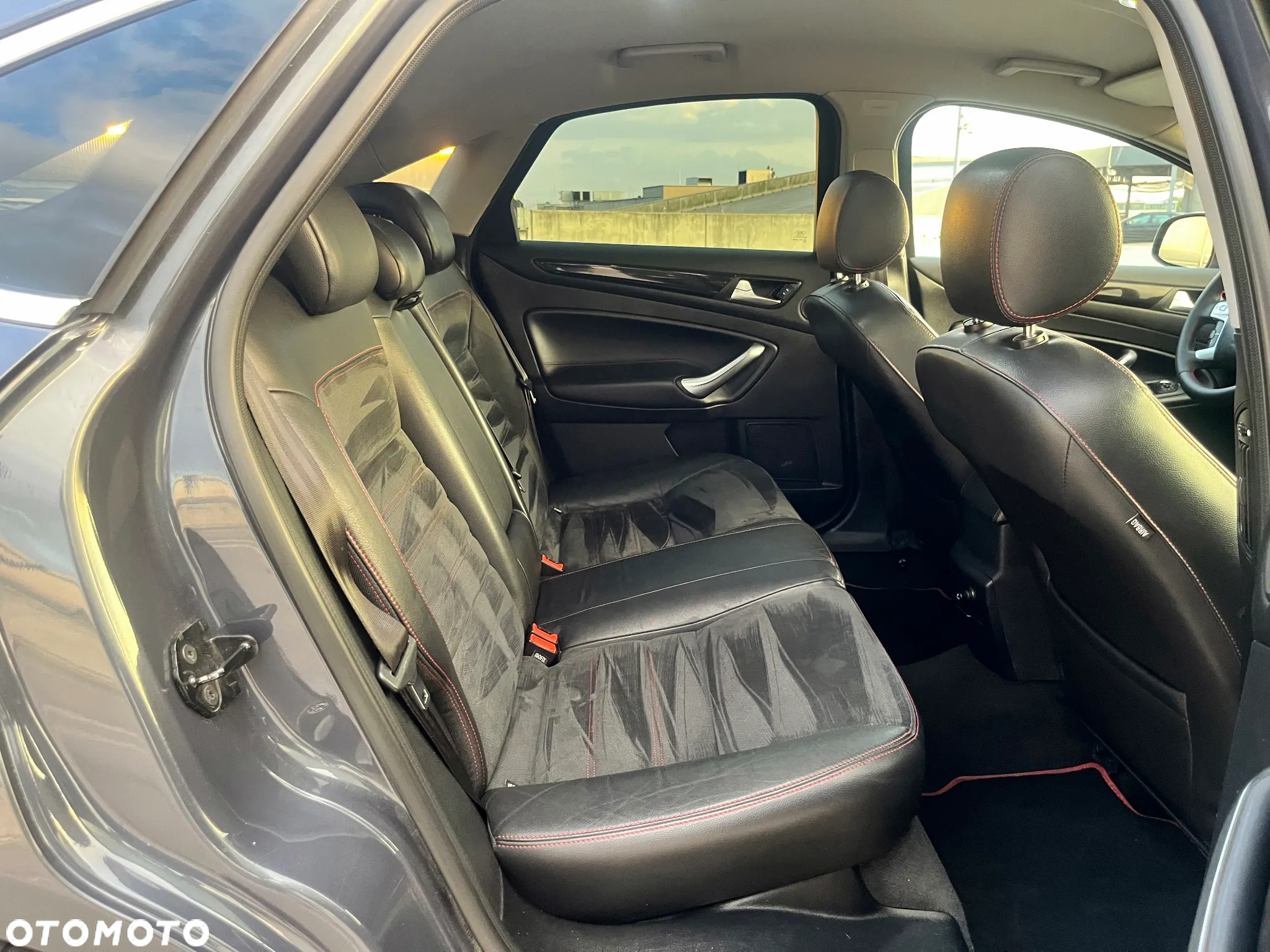 Ford Mondeo 2.0 EcoBoost Titanium S - 14