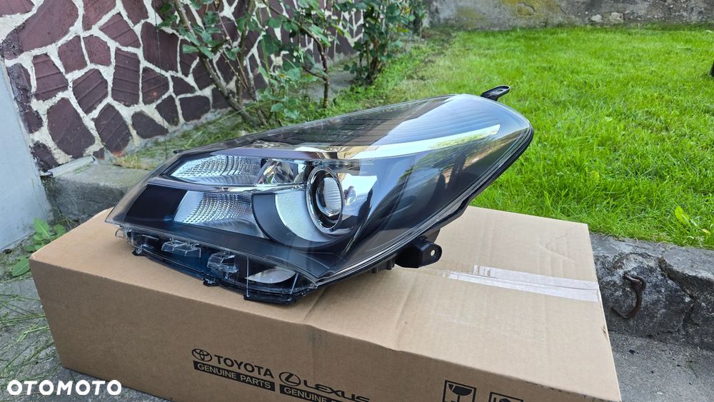Yaris III Lift 14-17 Lampa Przednia Prawa Soczewka Nieklejona Oryginał - 2