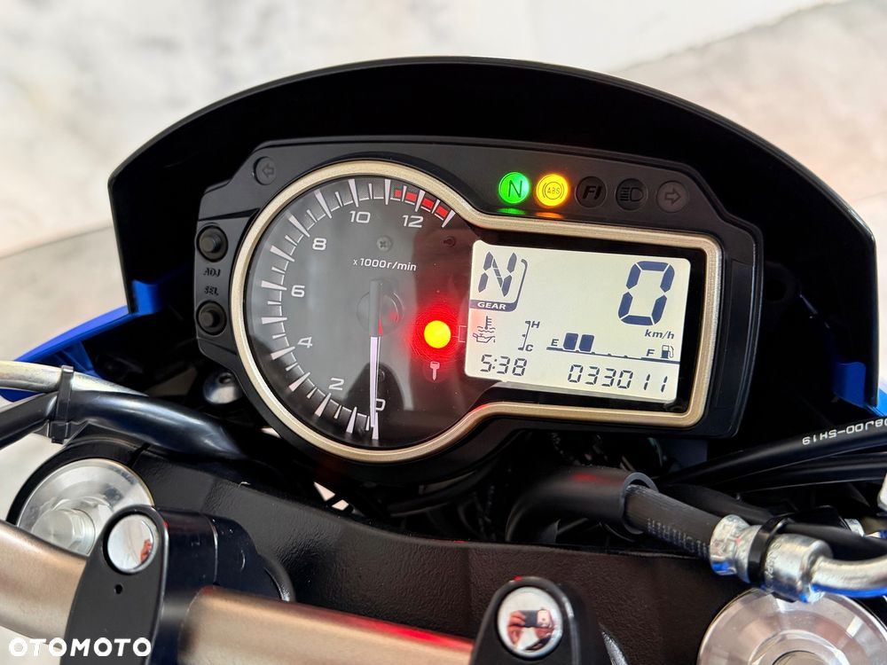 Suzuki GSR - 6
