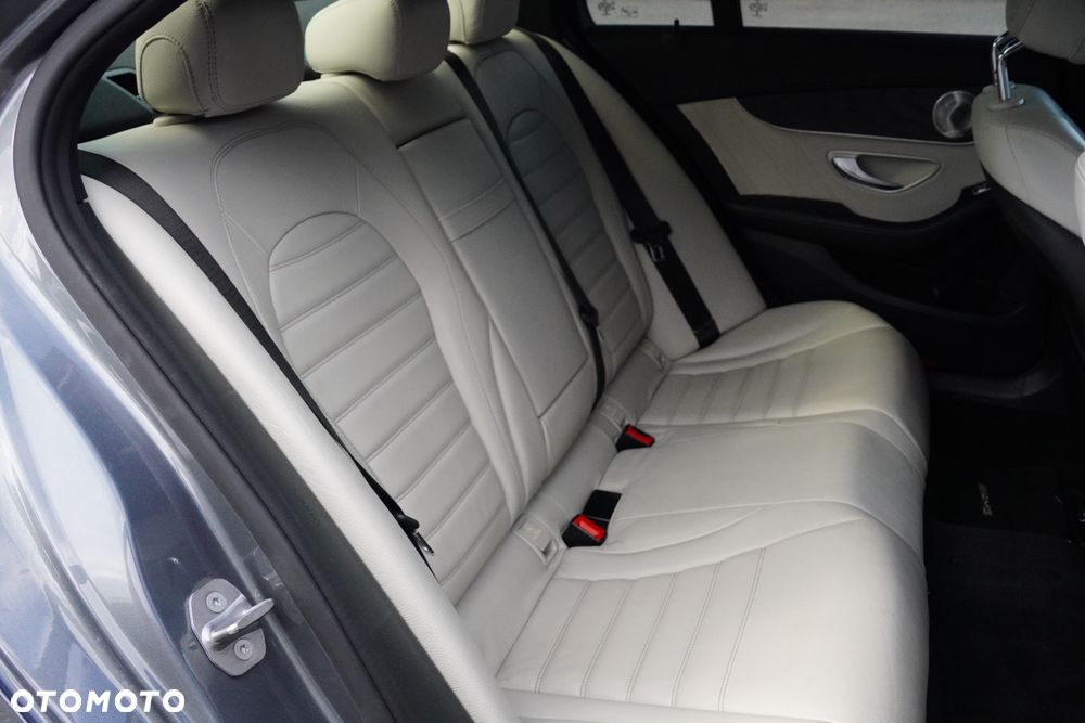 Mercedes-Benz Klasa C AMG 43 4Matic 9G-TRONIC - 27