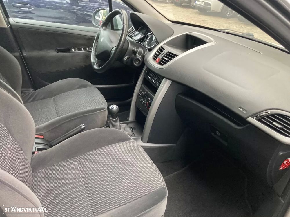 Peugeot 207 1.4 16V Trendy - 12
