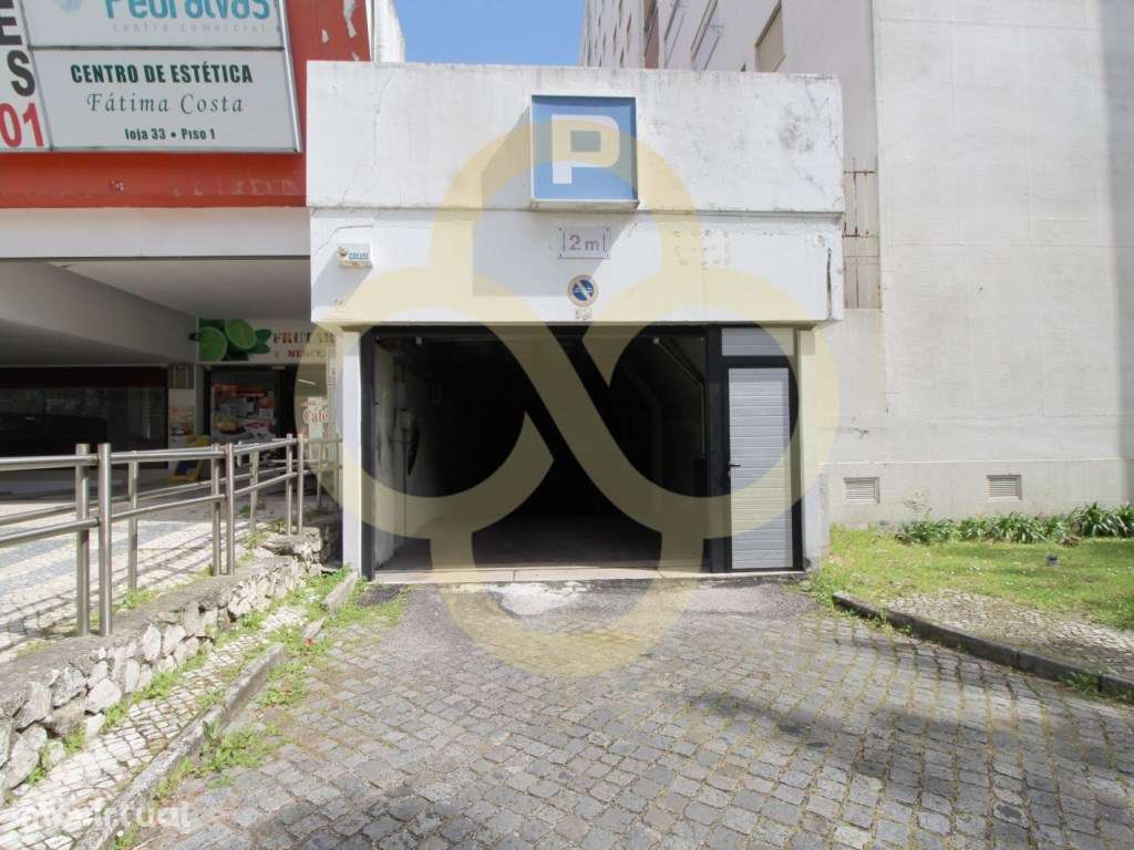 Parqueamento um automóvel Centro Comercial Pedralvas em Benfica Lisboa - Grande imagem: 2/5