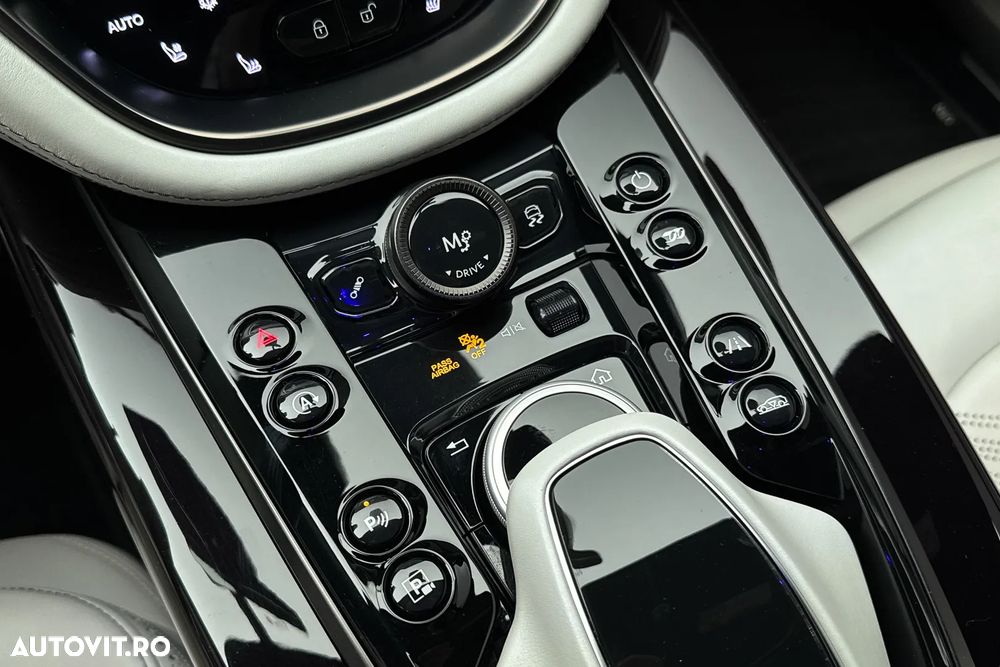 Aston Martin DBX - 27