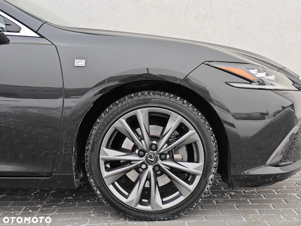 Lexus ES 300h F Sport Edition - 24