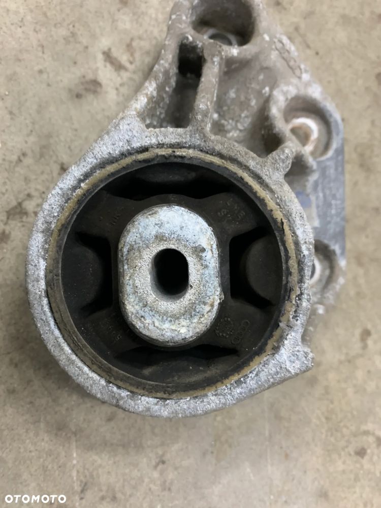 łapa podpora poduszka mostu 8E0599125P A6 C6 FL Lift 2.7 TDI - 2