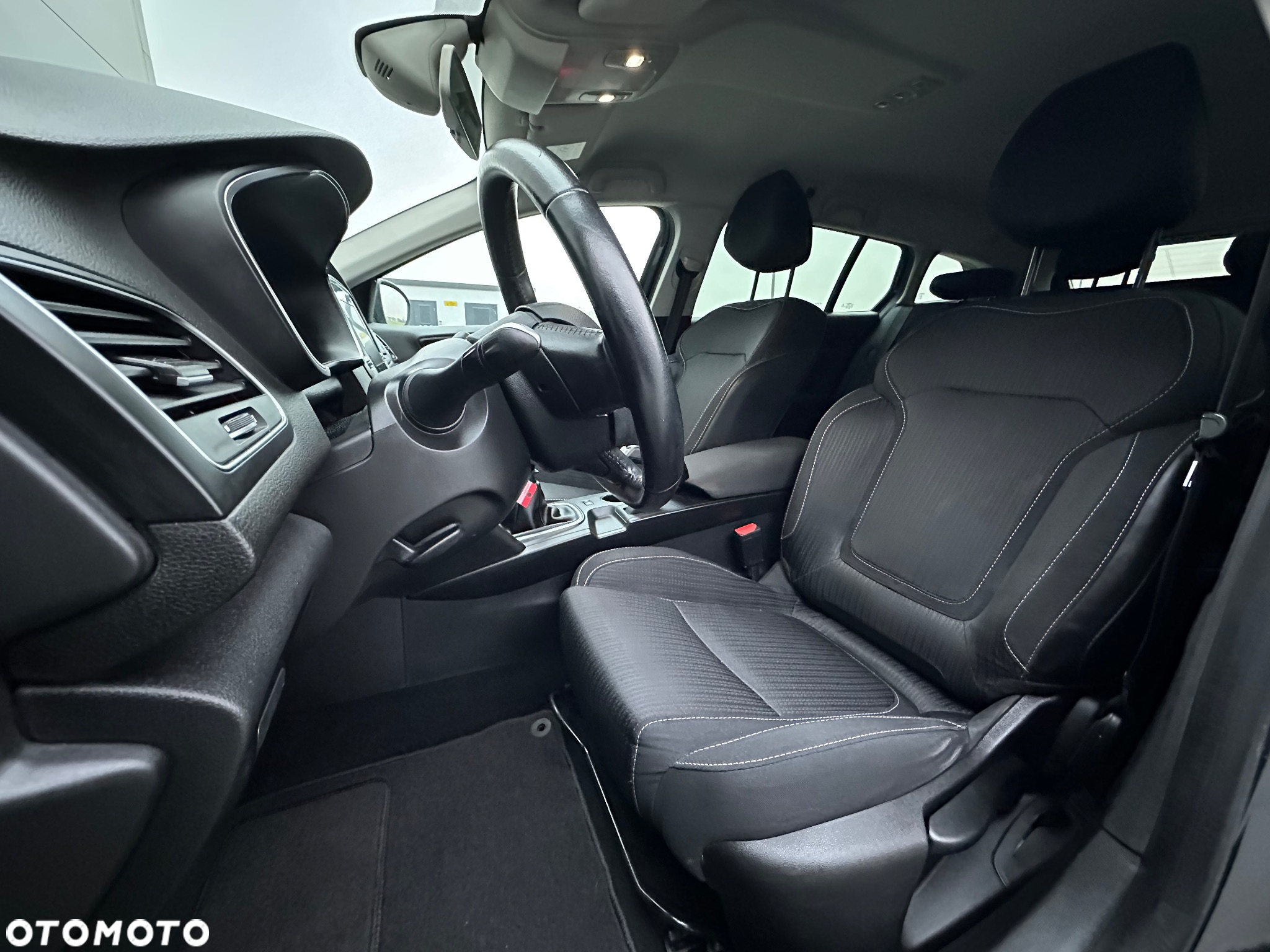 Renault Megane Grandtour ENERGY TCe 130 BUSINESS - 19