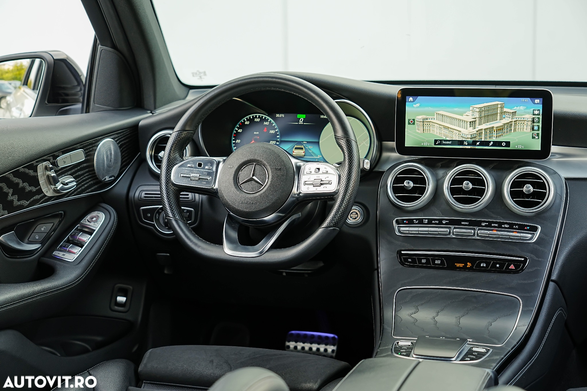 Mercedes-Benz GLC 300 4Matic 9G-TRONIC AMG Line - 2