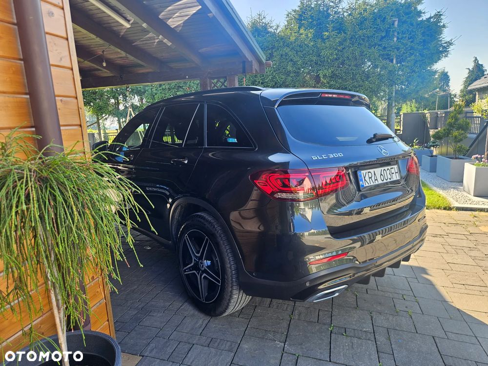 Mercedes-Benz GLC 300 4Matic 9G-TRONIC AMG Line - 21