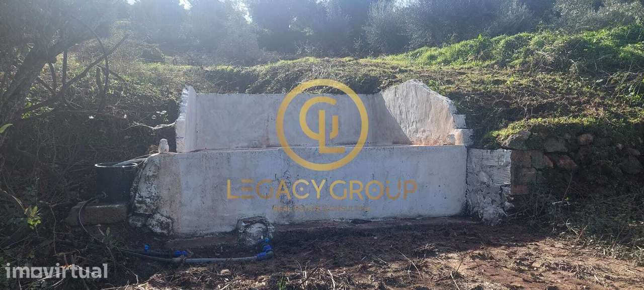 Terreno com mina de água e  uma Ruina em Alte, Loulé, Algarve - Grande imagem: 2/60