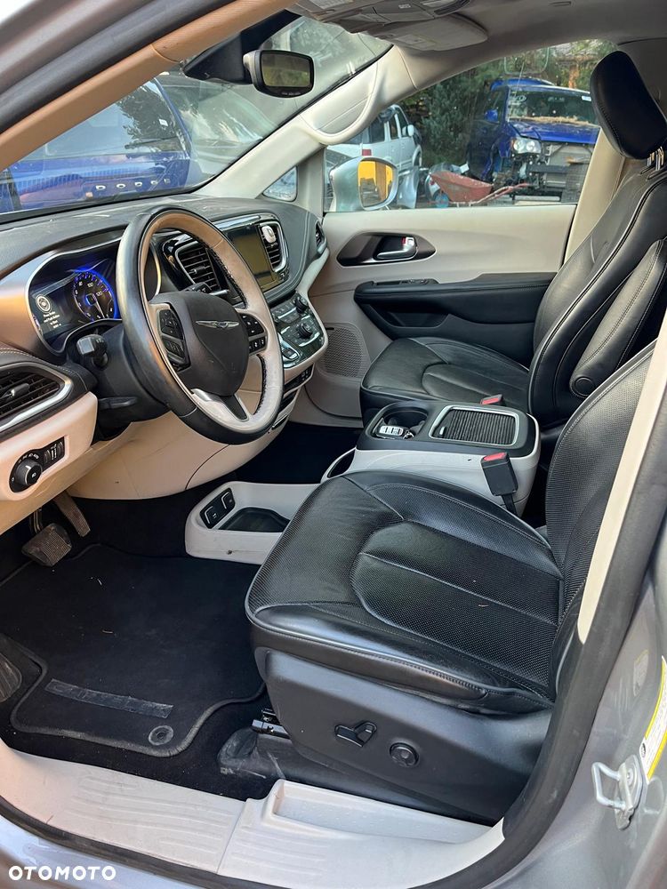 Chrysler Pacifica - 26