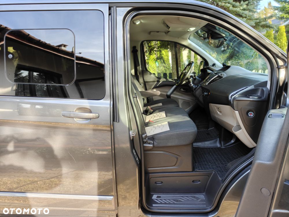 Ford Tourneo Custom - 40
