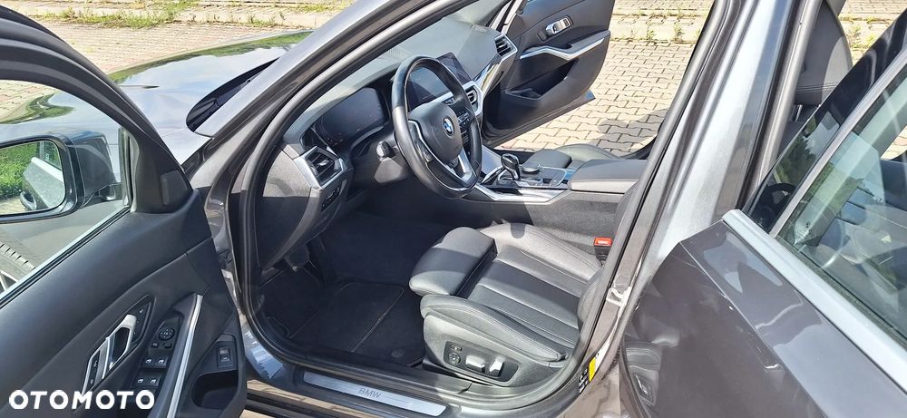 BMW Seria 3 330i xDrive Sport - 17