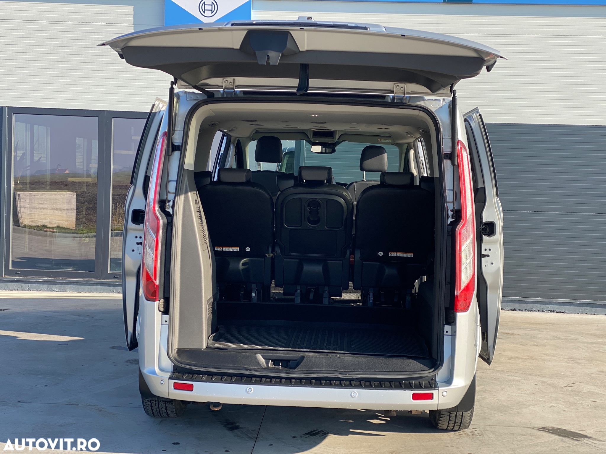 Ford Tourneo Custom Bus 320 2.0 EcoBlue 185 CP L2H1 Titanium X Aut. - 23