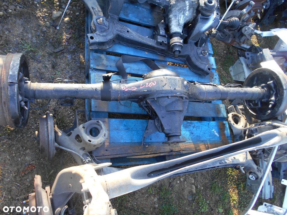 MITSUBISHI L200 MOST TYLNY - 1