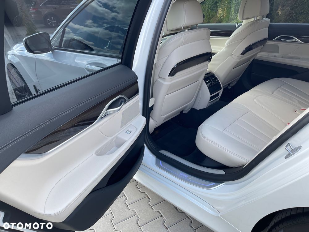 BMW Seria 7 750i xDrive - 16