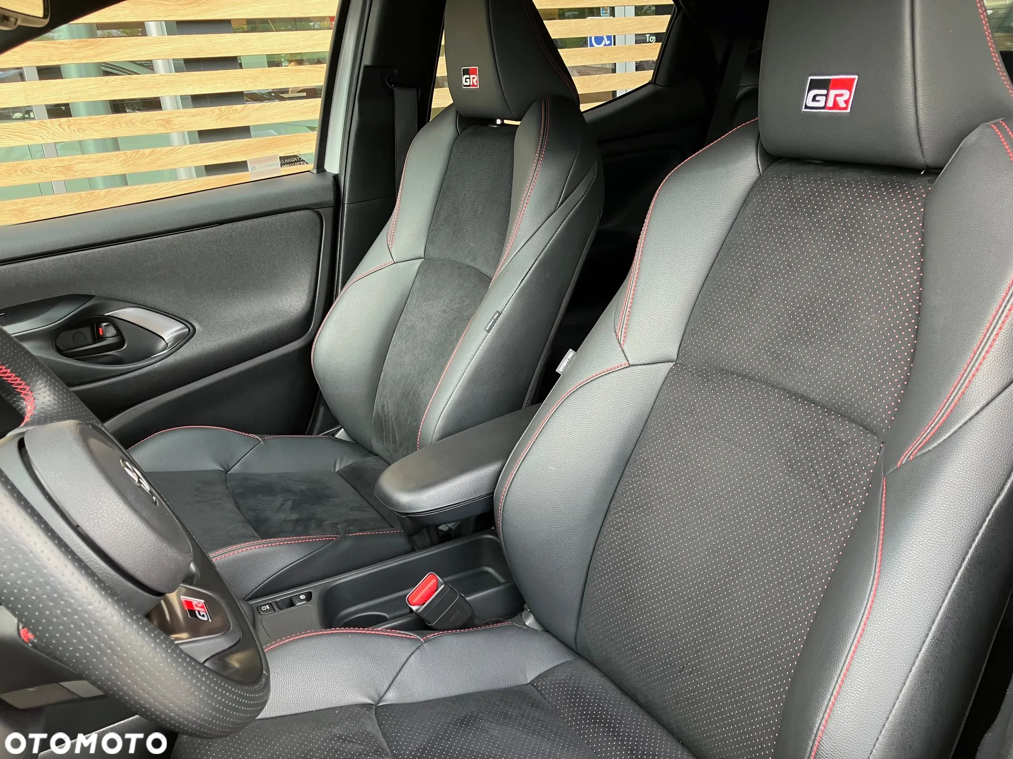 Toyota Yaris Hybrid 1.5 GR Sport - 35