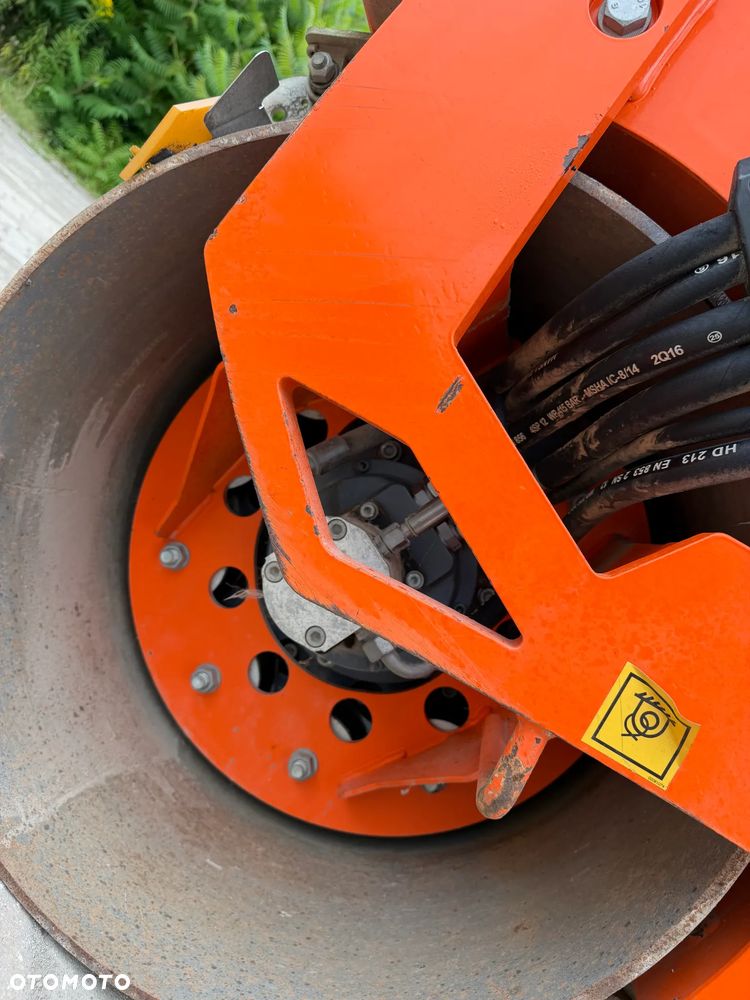 Hamm HD 8VV  Walec Terenowo Drogowy do Asfaltu z OBCINAKIEM BOCZNYM Hydraulicznym! 2 tony. Import Norwegia 2017 rok. 624 mtg. Silnik KUBOTA 3 cylindry. Maszyna nie różni się od Nowej z salonu! Serwisy w Dekra AKTUALNE 2026rok. Zero zniszczeń IGŁA !! Gotowy do długiej pracy. Po dużych serwisach eksploatacyjnych w Norwegii. Walec pochodzi z urzędu Komunalnego w Norwegii od pierwszego właściciela. Jego historia od nowości to lekkie inwestycje miejskie! Jedyna taka okazja! Bardzo mały walec a moc Potężna! Ani deka luzów i wycieków. OKAZJA. Zraszacze na dwa bębny. Ubijanie na dwa lub jeden bęben. Siła ubijania regulowana! - 35