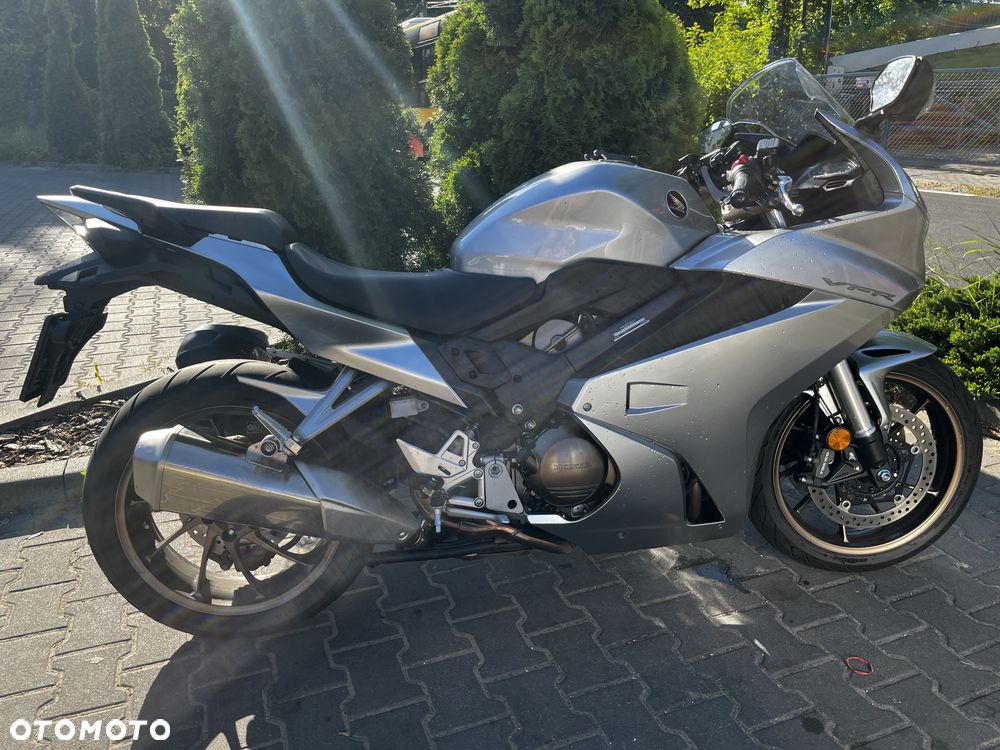Honda VFR - 4