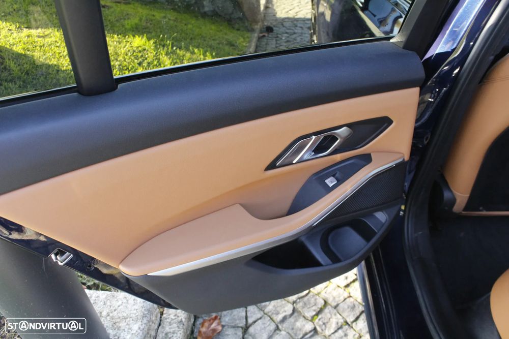 BMW 330 e Touring Pack Desportivo M Pro Auto - 24