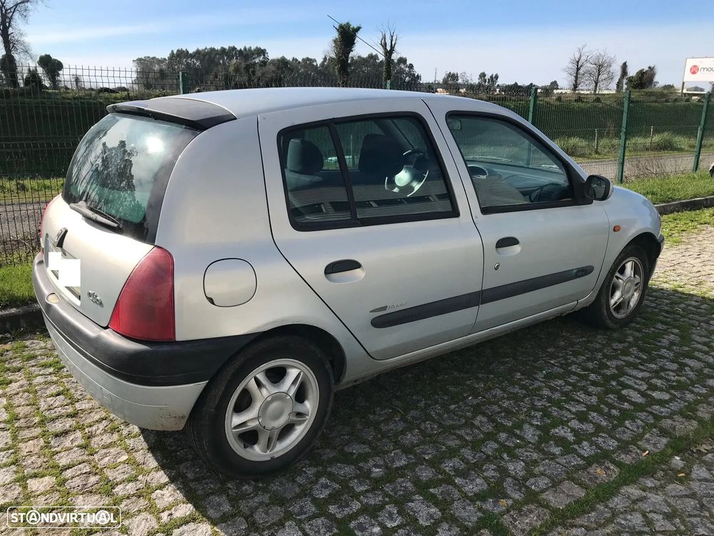 Renault Clio II 1.2 16V 5P 2001 - Para Peças - 9