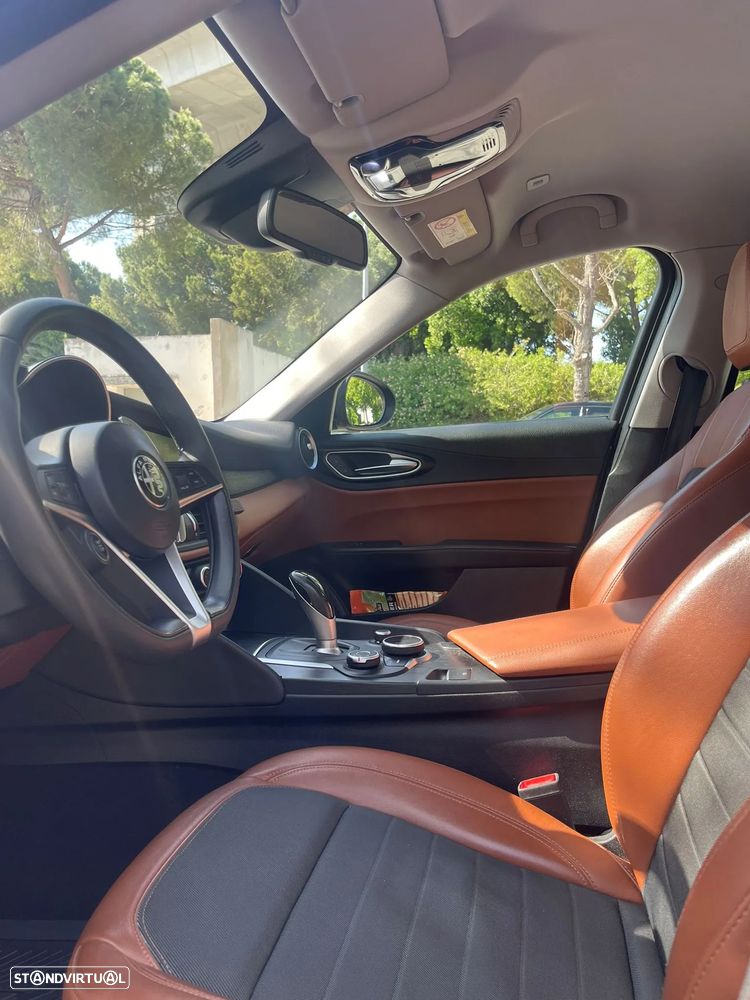 Alfa Romeo Giulia 2.2 D AT8 - 16