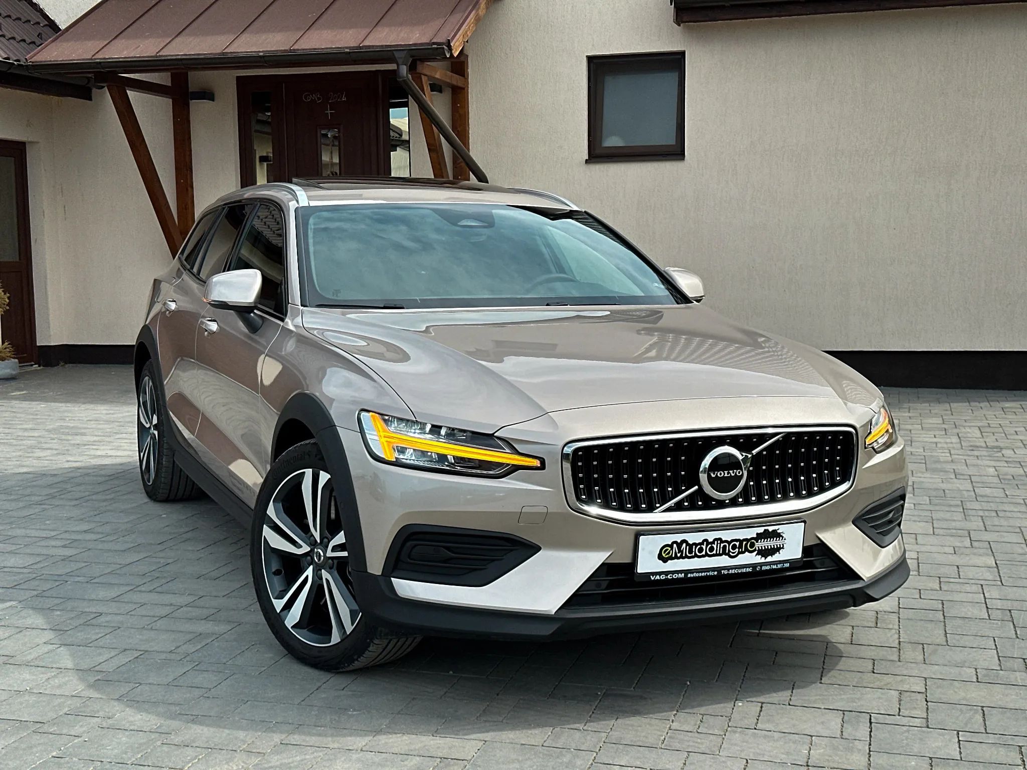 Volvo V60 Cross Country B5 B AWD - 1