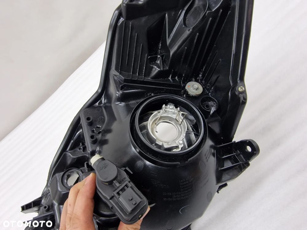 TOYOTA YARIS III 3 LIFT 14- PRAWA ZWYKŁA LAMPA PRZEDNIA PRZÓD , NR KOITO 0D-158 , NR AUKCJI LL401 - 13