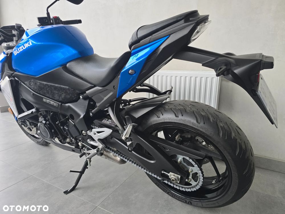 Suzuki GSX - 23