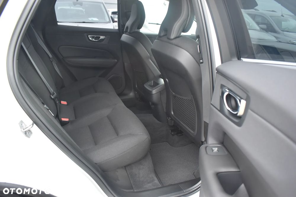 Volvo XC 60 B4 B Momentum Pro - 16