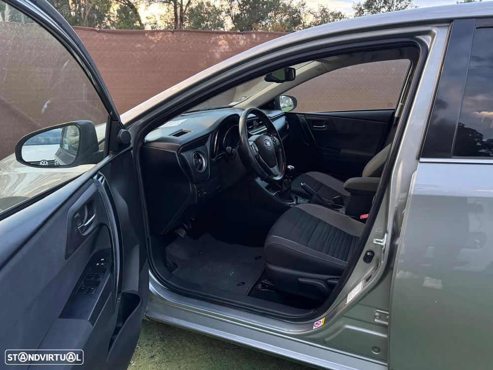 Toyota Auris 1.4 D-4D Com. +P.Techno+P.Sport - 4