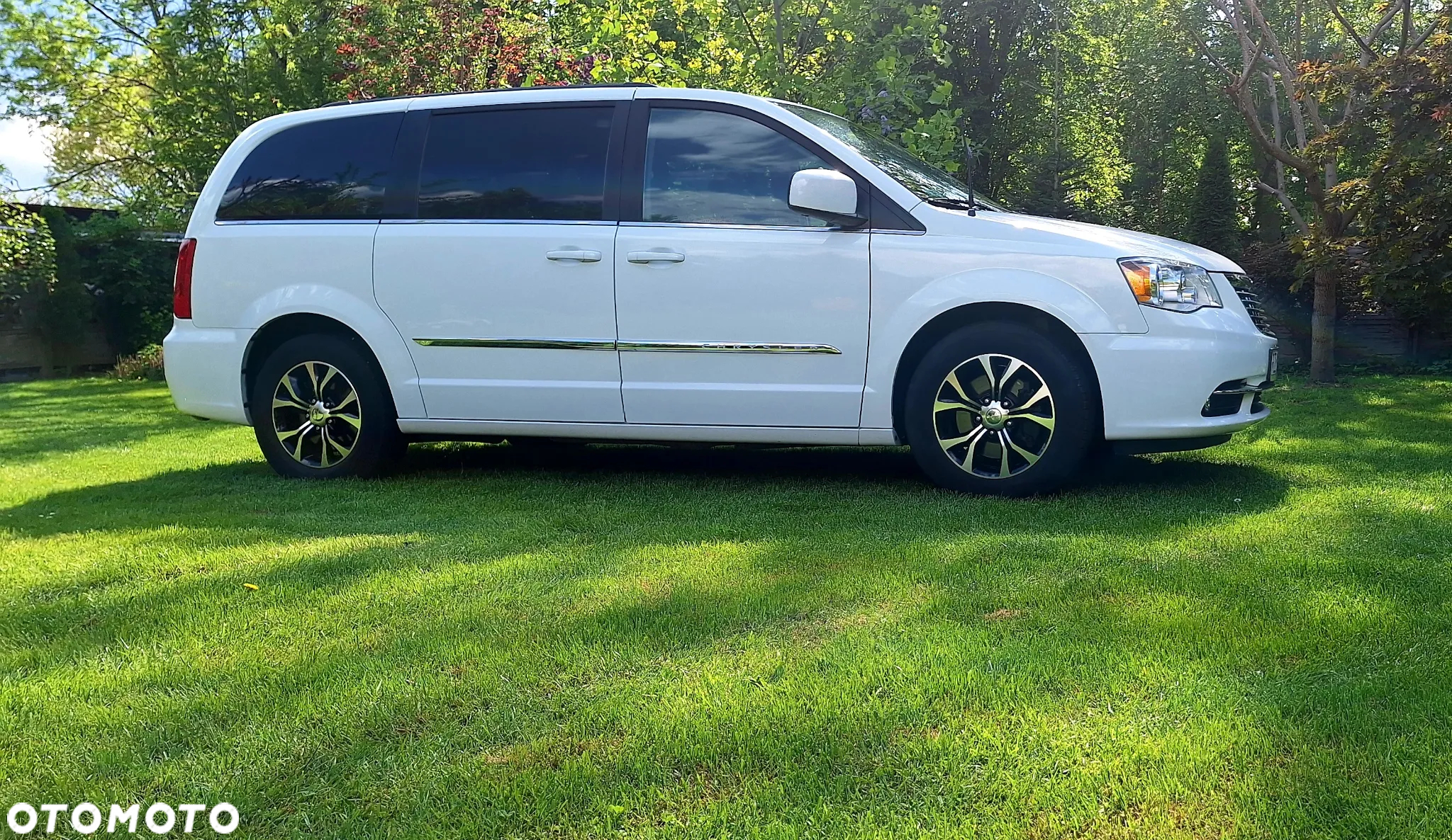 Chrysler Town & Country - 4