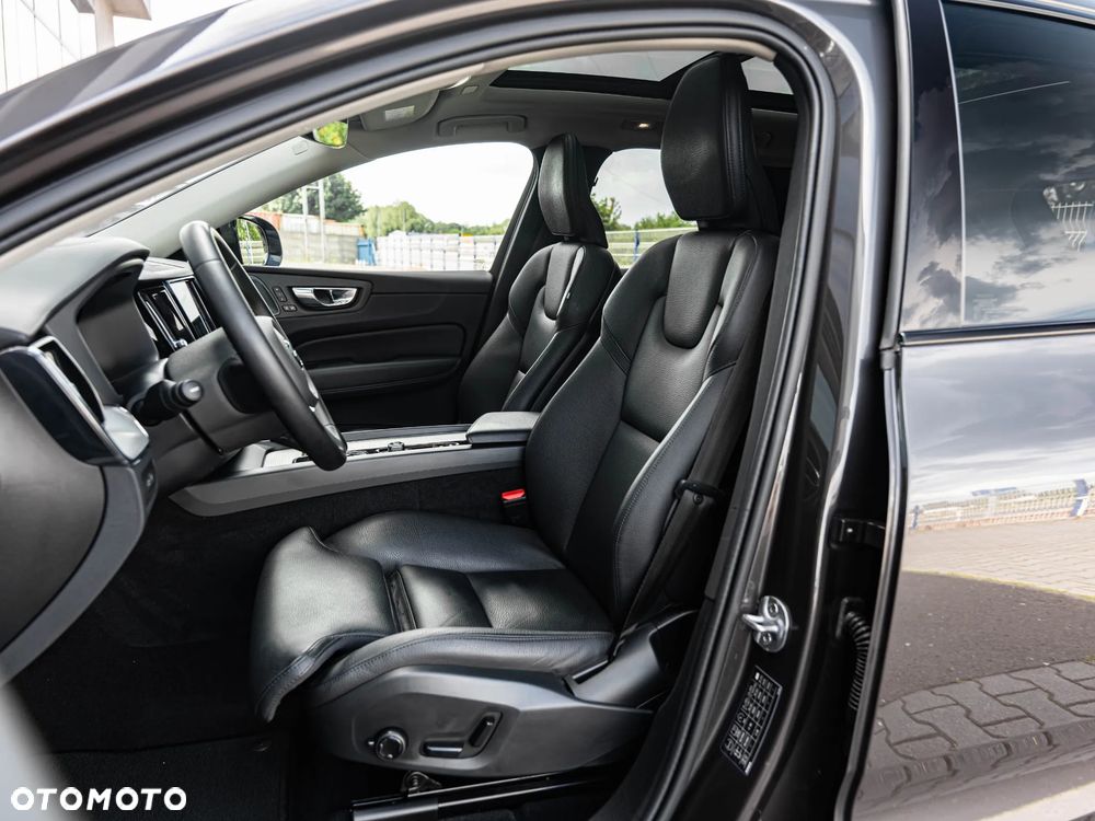 Volvo XC 60 T6 Plug-In Hybrid AWD R-Design - 23