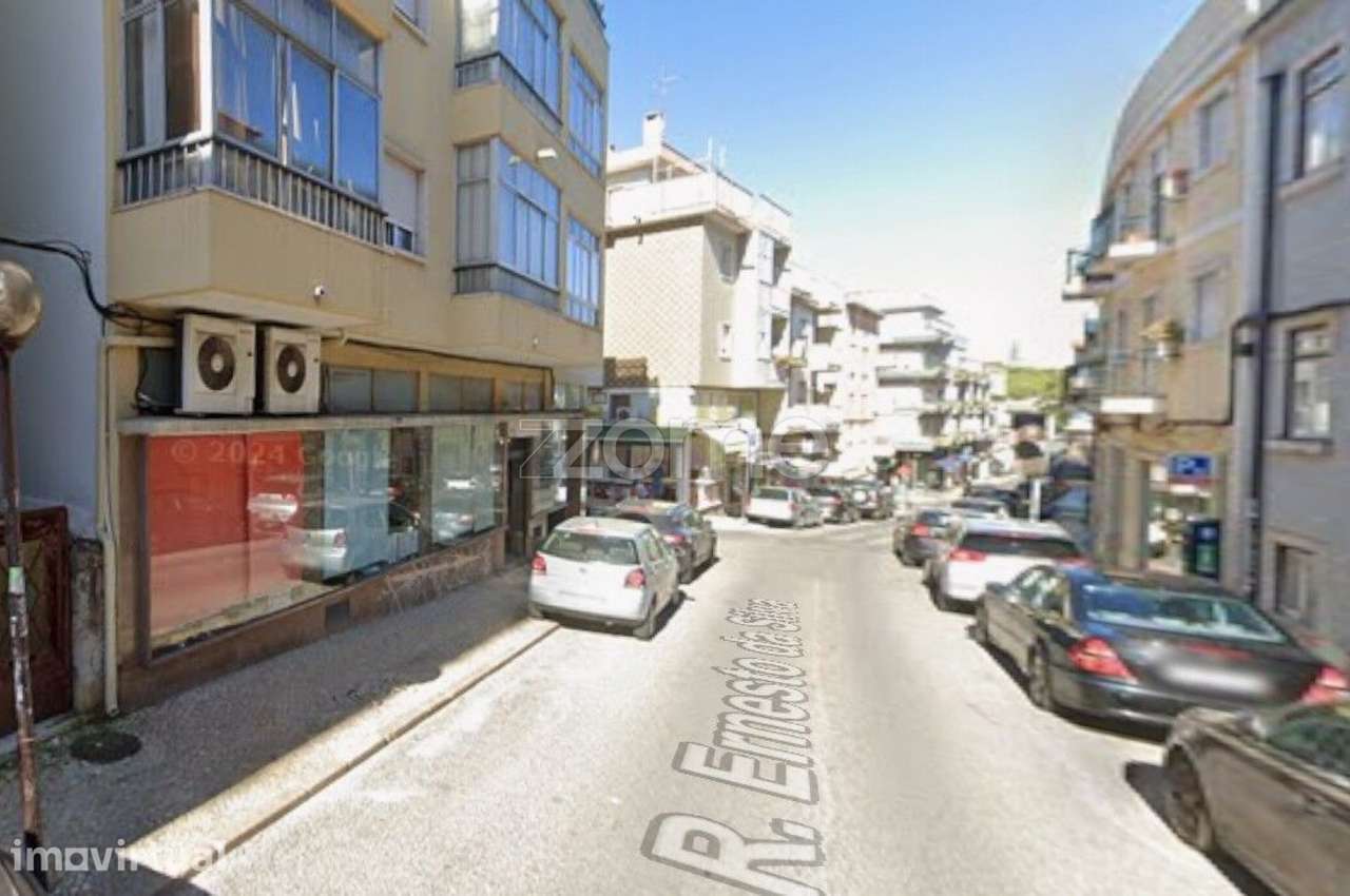 Loja com grandes montras junto ao Mercado de Algés - Grande imagem: 4/33