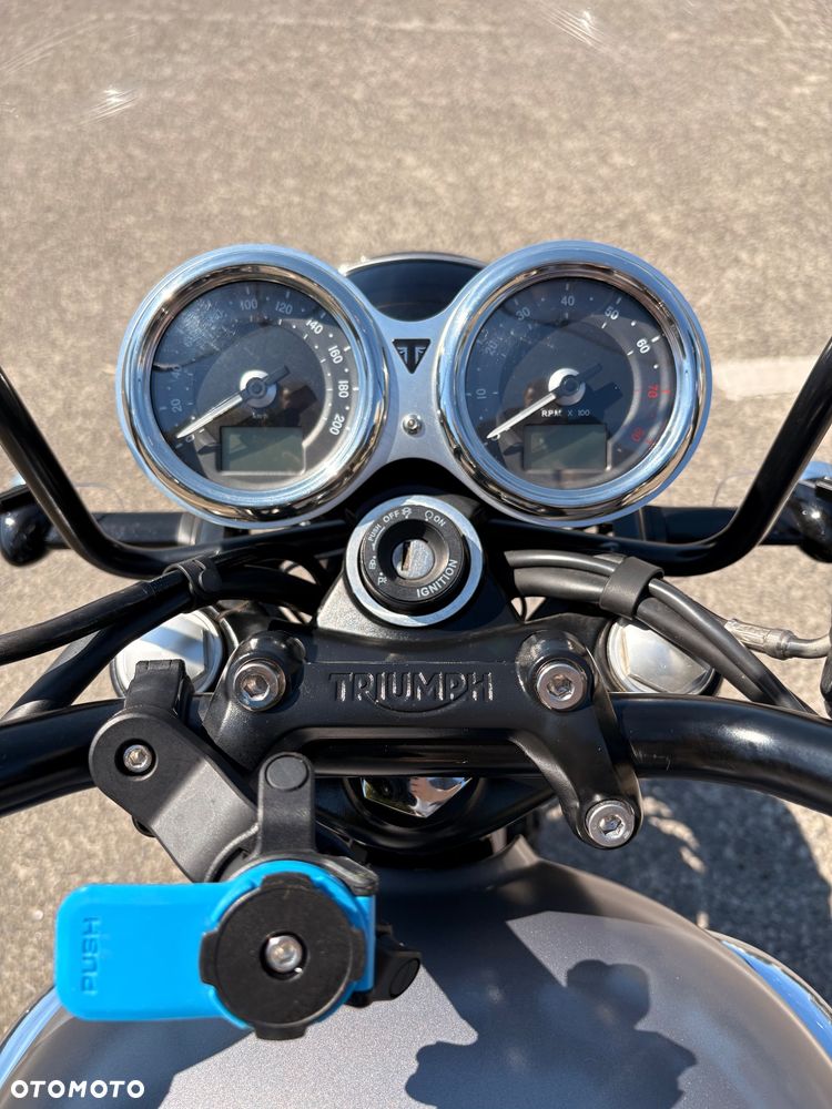 Triumph Bonneville - 13