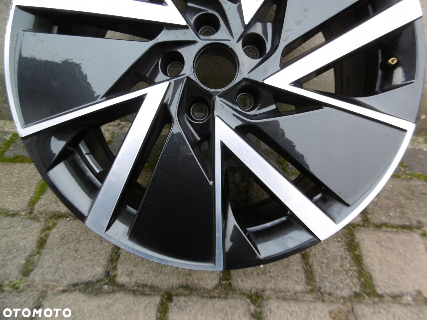 SKODA SUPERB III 3V0 8Jx19H2 ET44 5X112 - felga - 6