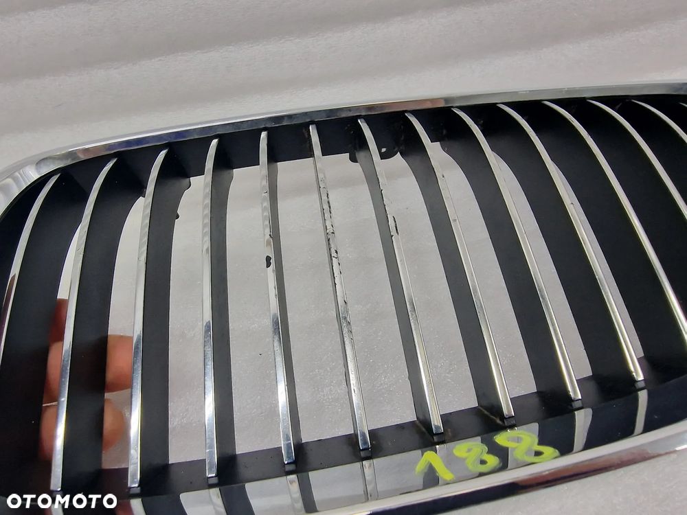 BMW E90 / E91 / E92 05- LEWA NERKA / ATRAPA / GRILL PRZEDNI PRZÓD Z CHROMOWANYMI PIONOWYMI PASECZKAMI ( ŻEBERKAMI ) , NR 1648030407 / 224059-10 / 224059 , NR AUKCJI GL188 - 6