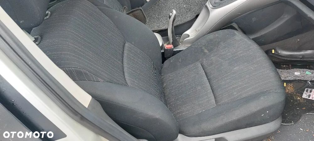 TOYOTA Auris 1,4 d4d 90km wentylator obudowa chłodnic - 7