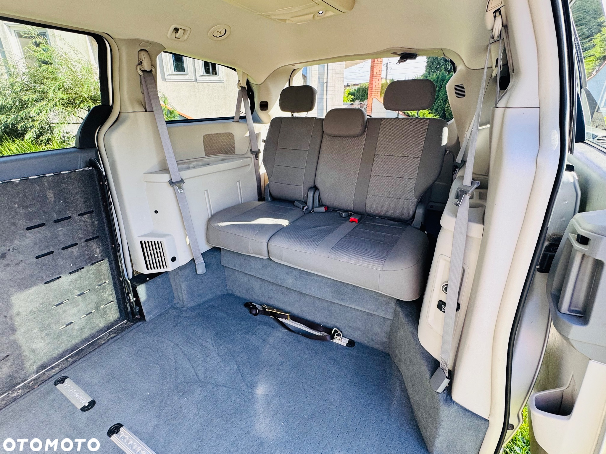 Dodge Caravan - 18